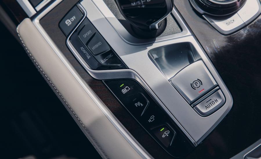 Детали интерьера BMW 745e xDrive M Sport (G11) 2019 года  (NA) (фото 6 из 32)